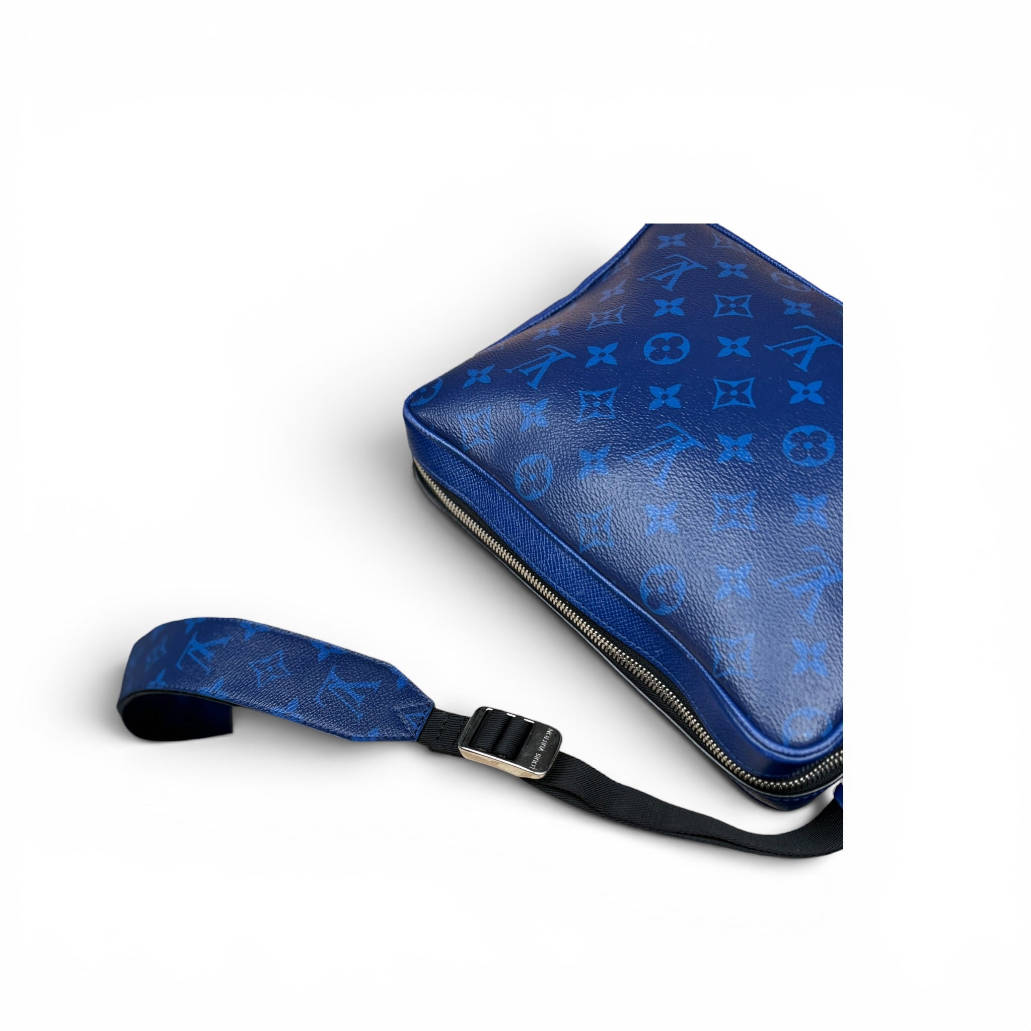 LOUIS VUITTON OUTDOOR MESSENGER BAG