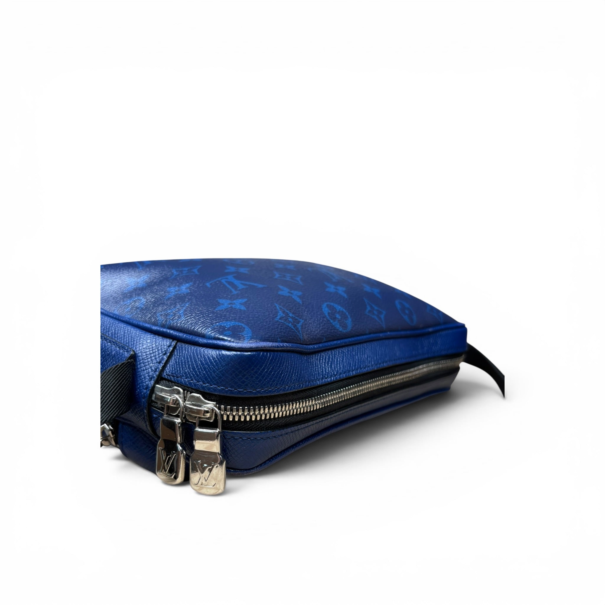 LOUIS VUITTON OUTDOOR MESSENGER BAG
