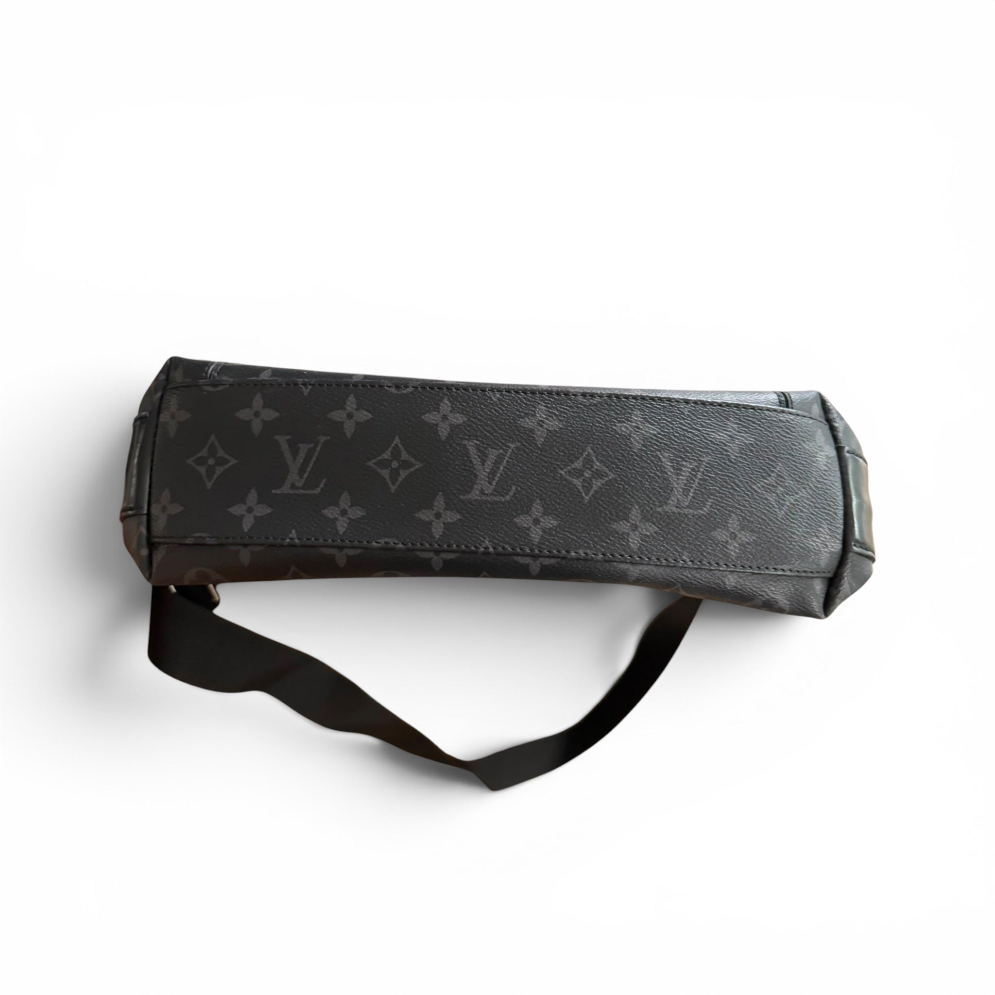 LOUIS VUITTON MESSENGER BAG